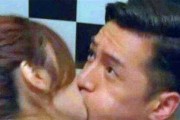 娱乐吃瓜情侣亲吻,娱乐圈情侣深情亲吻，甜蜜画面引网友热议
